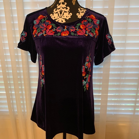 Andree by Unit Velvet Top - Picture 2 of 5